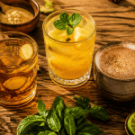 Boisson aphrodisiaque fait maison sur table en bois avec épices et fruits