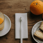 jus d orange le matin sur table petit dejeuner