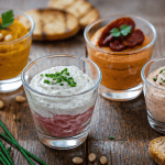 verrine apéro à congeler variées sur table rustique
