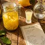 limoncello degré sur table avec citrons et alcool