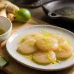Marinade saint-jacques avant cuisson : Saint-Jacques crues au citron vert-gingembre sur planche bois