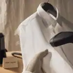 Quel defroisseur choisir : défroisseur vapeur vertical sur chemise blanche