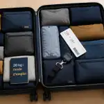 valise 20 kg dimensions ouverte avec vêtements et accessoires
