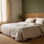Chambre vert sauge et bois avec tête de lit en chêne clair