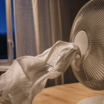 Comment rafraîchir une pièce avec un ventilateur : linge humide au flux d’air