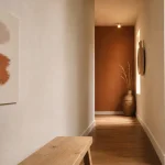 Couleur peinture pour couloir : blanc cassé et terracotta, murs et échantillons de peinture