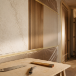 Habillage mur intérieur en PVC et bois pour couloir en rénovation