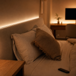 LED déco chambre : ruban blanc chaud discret sur tête de lit, lumière indirecte