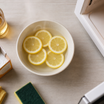 Nettoyage micro onde : vapeur citron ou vinaigre blanc, microfibre et éponge