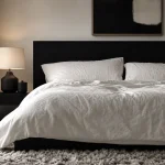 noir et blanc chambre : lit et rideaux, ambiance apaisante