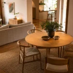 Salle à manger et salon dans la même pièce : circulation et séparation, tapis et table ronde