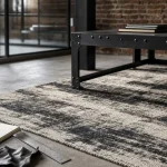 Tapis style industriel XXL noir et ivoire sous table métal, brique apparente