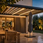 Terrasse couverte maison avec pergola adossée, pluie et ombre