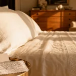 Decan linge de maison : ensemble coton haut de gamme en chambre, finitions et étiquette