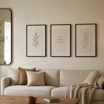 Décorer mur blanc : cadres et miroir dans un salon minimaliste