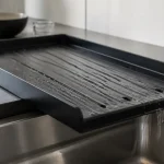 Egouttoir vaisselle design noir en métal, évacuation efficace, pas de flaque