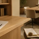 Mobilier bois design : bureau et bibliothèque en bois clair