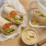 Recettes de cuisine style routier : wraps au poulet et houmous, salade