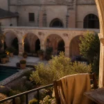 Hôtel Arles luxe : cour intérieure et voûtes, ambiance spa