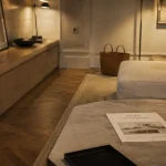 ideal design mobilier contemporain : salon parisien, table céramique et meuble sur mesure