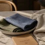 Linge de maison Vent du Sud : coton lavé beige et lin naturel écru, torchons en lin vert sauge et bleu provençal
