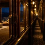 Voyage en train couchette de luxe : cabine vitrée, literie et petit-déjeuner